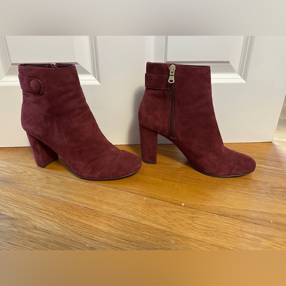 Ann Taylor Nettie Button Heeled Suede Booties Burgundy Wine Size 8 3.5" heel - Picture 2 of 9